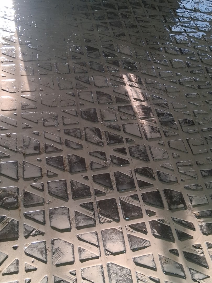 Grooved concrete dairy alley